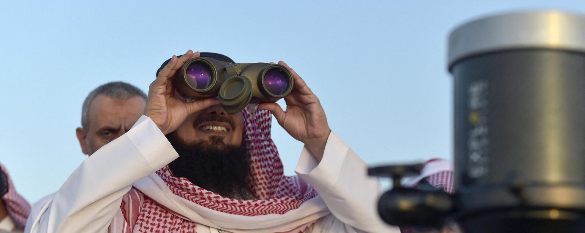رجل سعودي يستخدم منظارًا لرصد أول هلال للقمر، إيذانا ببداية شهر رمضان المبارك، في مدينة الطائف جنوب غرب السعودية، 1 أبريل 2022. - سبوتنيك عربي, 1920, 27.06.2022