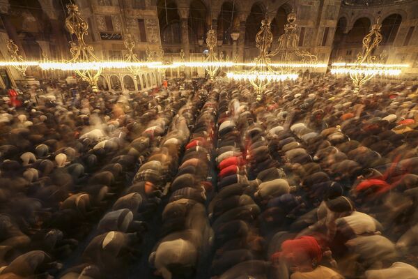مصلون يؤدون صلاة  التراويح عشية اليوم الأول من شهر رمضان المبارك في مسجد آيا صوفيا في اسطنبول، تركيا، 1 أبريل 2022. - سبوتنيك عربي