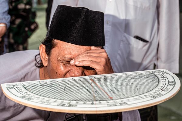 رجل يراقب موقع القمر الجديد بمناسبة بداية شهر رمضان المبارك في سورابايا، إندونيسيا 1 أبريل 2022. - سبوتنيك عربي