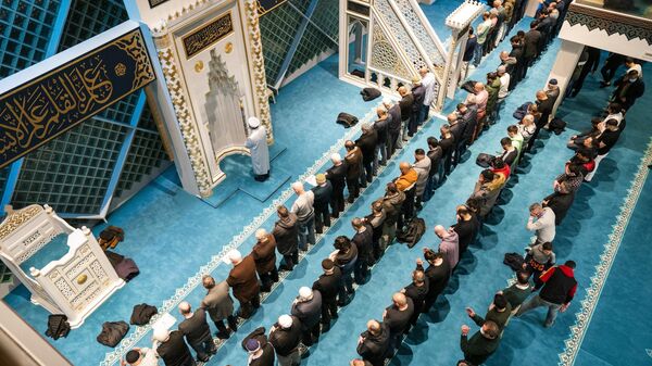 يؤدي المصلون صلاة التراويح المسائية الأولى قبل بدء الصيام في الليلة الأولى من شهر رمضان المبارك، في مسجد أولو التركي في أوتريخت، هولندا من 1 أبريل 2022. - سبوتنيك عربي