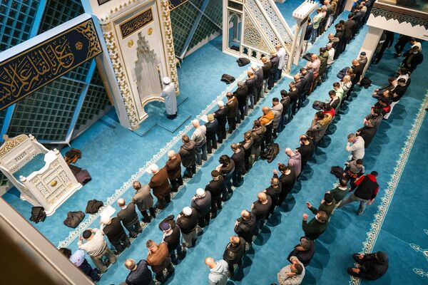 يؤدي المصلون صلاة التراويح المسائية الأولى قبل بدء الصيام في الليلة الأولى من شهر رمضان المبارك، في مسجد أولو التركي في أوتريخت، هولندا من 1 أبريل 2022. - سبوتنيك عربي