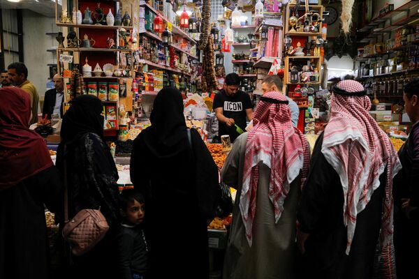 الناس يتسوقون في سوق الجملة قبل شهر رمضان المبارك في الموصل، العراق، 31 مارس 2022. - سبوتنيك عربي