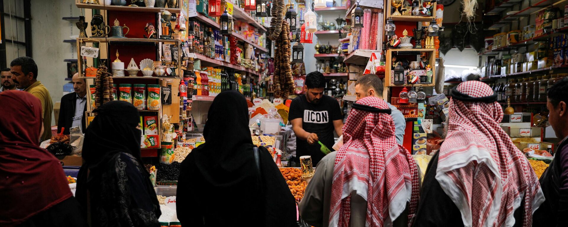 الناس يتسوقون في سوق الجملة قبل شهر رمضان المبارك في الموصل، العراق، 31 مارس 2022. - سبوتنيك عربي, 1920, 06.04.2022