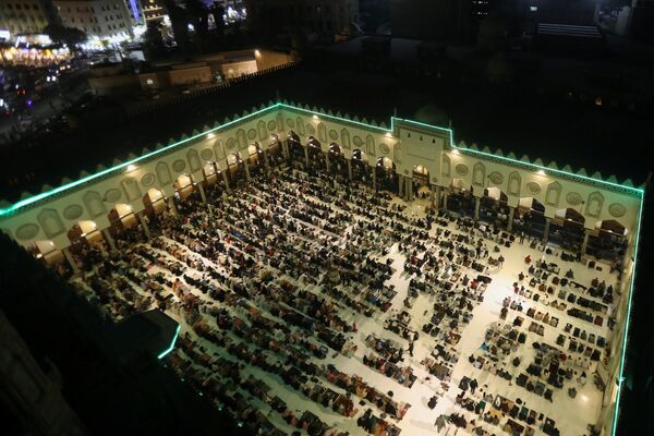 مصلون يؤدون صلاة التراويح عشية الليلة الأولى من صيام شهر رمضان المبارك، في الجامع الأزهر بالمنطقة الإسلامية القديمة بالقاهرة، مصر، 1 أبريل 2022. - سبوتنيك عربي
