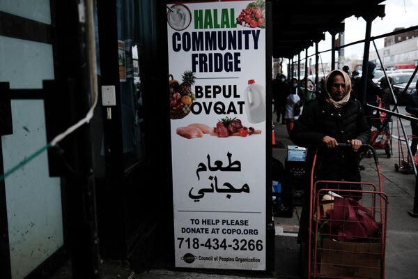 يتم توزيع الطعام من قبل منظمة مجلس الشعوب، وهي منظمة إسلامية غير ربحية، خلال توزيع الطعام الأسبوعي على المحتاجين وقبل عطلة شهر رمضان في 1 أبريل 2022 في منطقة بروكلين بمدينة نيويورك. - سبوتنيك عربي