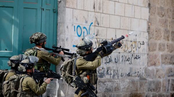 اشتباكات بين الفلسطينيين وعناصر الشرطة الإسرائيلية في الخليل، الضفة الغربية المحتلة، فلسطين 1 أبريل 2022 - سبوتنيك عربي