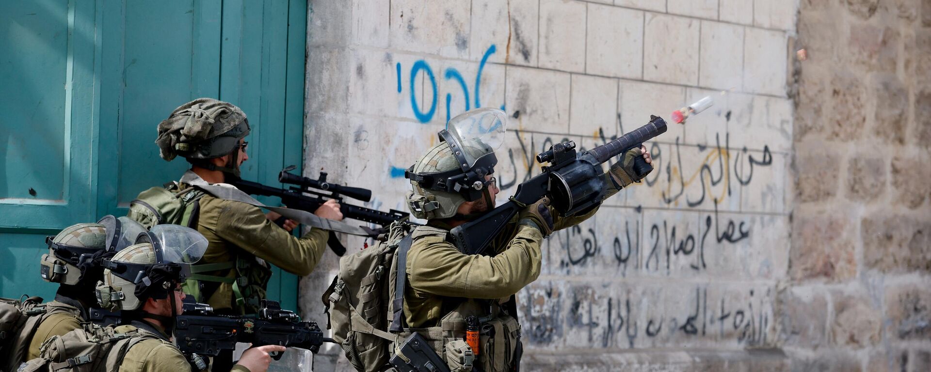 اشتباكات بين الفلسطينيين وعناصر الشرطة الإسرائيلية في الخليل، الضفة الغربية المحتلة، فلسطين 1 أبريل 2022 - سبوتنيك عربي, 1920, 14.04.2022