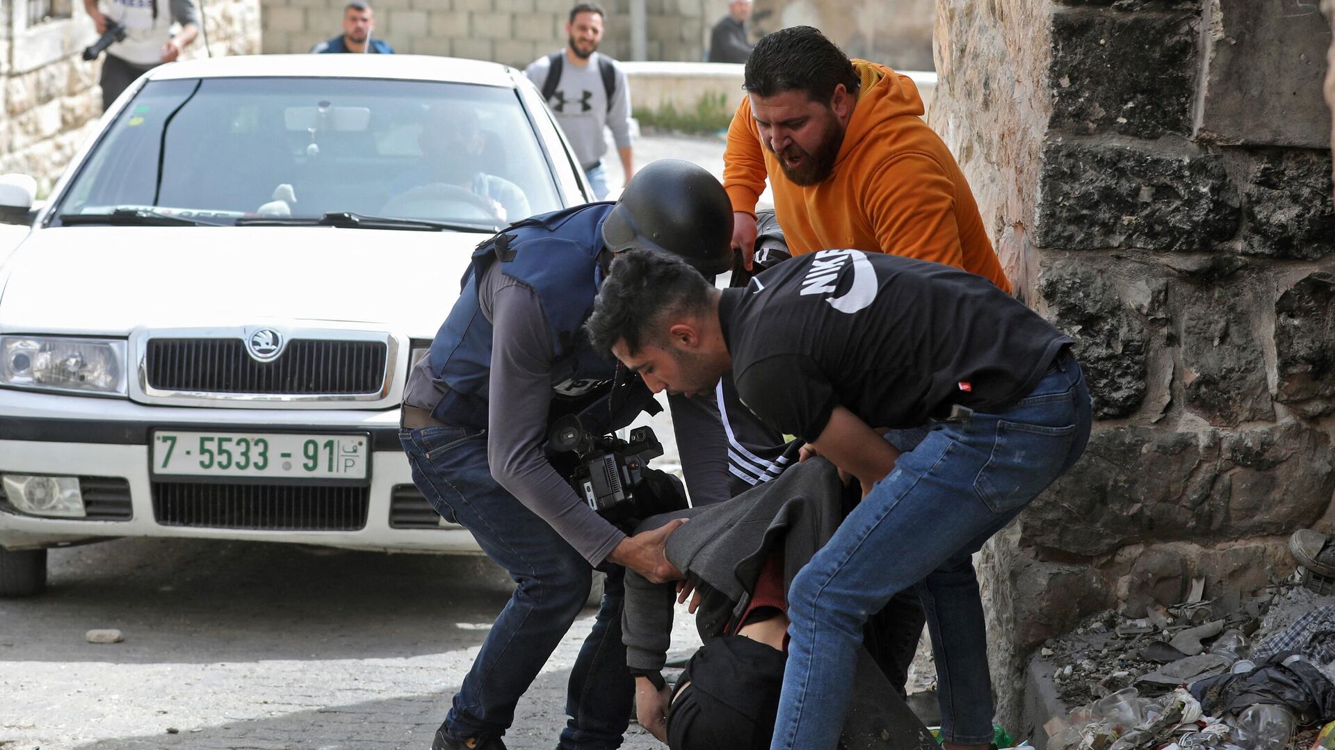 اشتباكات بين الفلسطينيين وعناصر الشرطة الإسرائيلية في الخليل، الضفة الغربية المحتلة، فلسطين 1 أبريل 2022 - سبوتنيك عربي, 1920, 14.05.2022