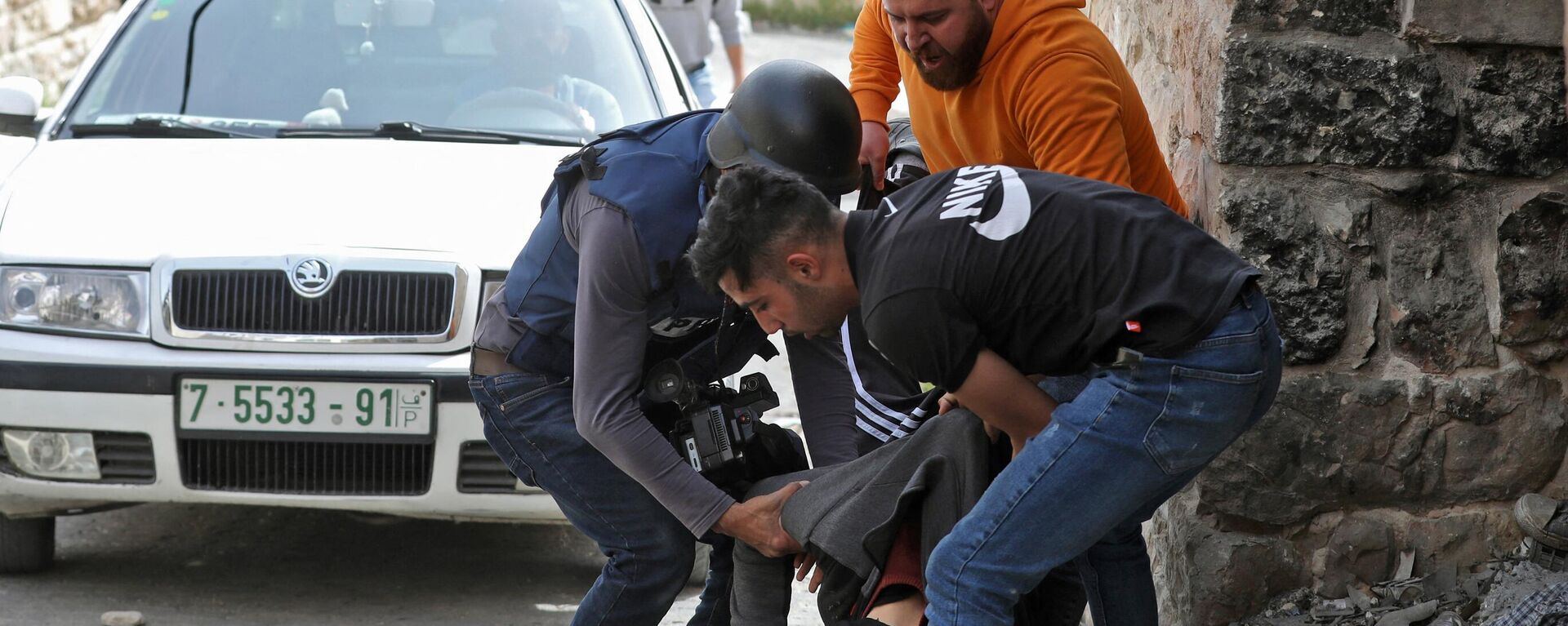 اشتباكات بين الفلسطينيين وعناصر الشرطة الإسرائيلية في الخليل، الضفة الغربية المحتلة، فلسطين 1 أبريل 2022 - سبوتنيك عربي, 1920, 29.04.2022