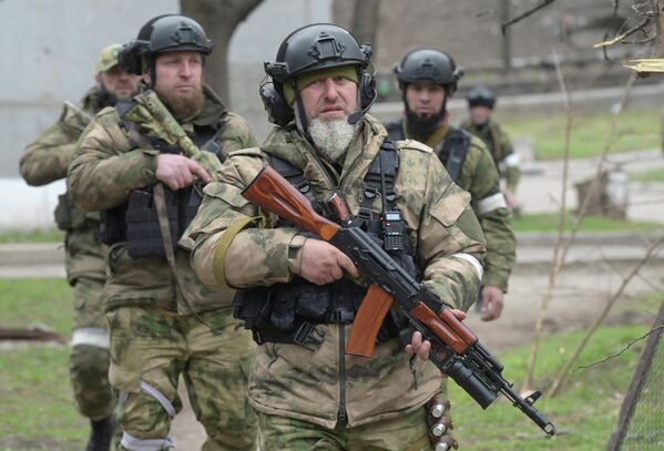 يستعد جنود وحدة القوات الخاصة &quot;أحمد&quot; لهجوم على مبنى سكني حيث يختبئ المسلحون من القوميين الاوكرانيين، في ماريوبول 4 أبريل 2022 - سبوتنيك عربي