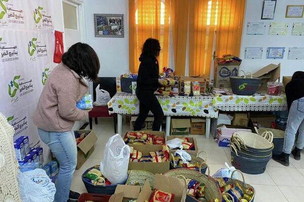تونسيون يتنافسون على مساعدة المحتاجين من خلال موائد إفطار مجانية - سبوتنيك عربي