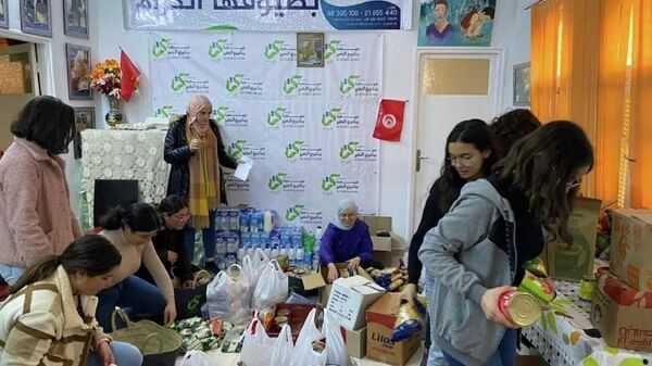 تونسيون يتنافسون على مساعدة المحتاجين - سبوتنيك عربي