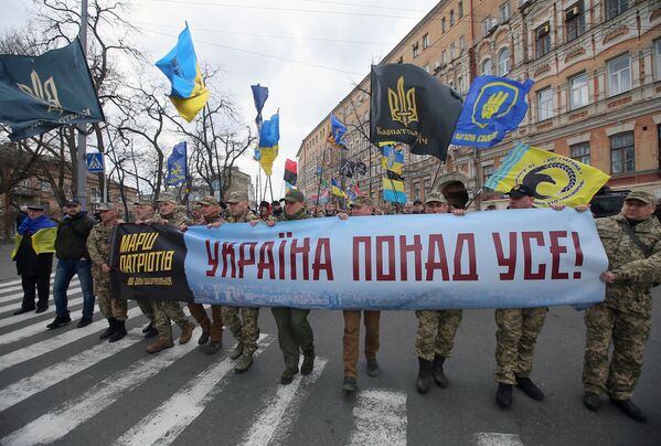 المشاركون في المسيرة القومية في &quot;يوم المتطوع&quot; في كييف، 7 أبريل/نيسان 2022 - سبوتنيك عربي