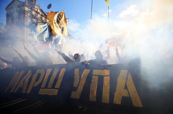 المشاركون في مسيرة القوميين في كييف تكريما للذكرى السنوية لتأسيس جيش التمرد الأوكراني، 14 أكتوبر 2020 - سبوتنيك عربي