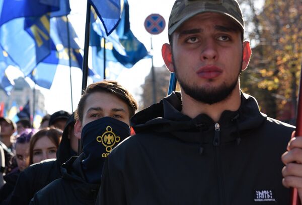 أعضاء منظمة الشباب العامة سوكول يشاركون في مسيرة في كييف، تزامنت مع يوم المدافع عن أوكرانيا، 14 أكتوبر 2019 - سبوتنيك عربي