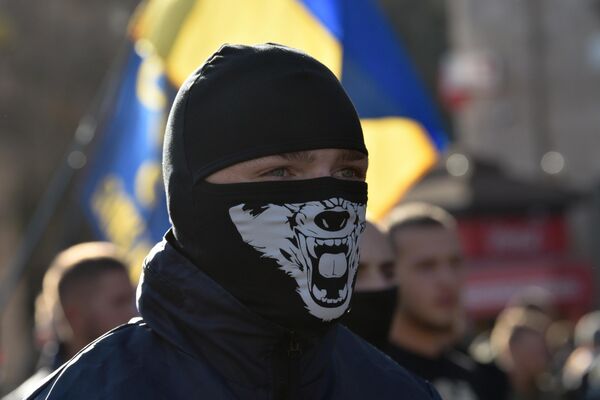 أحد المشاركين في مسيرة كييف المخصصة لـ يوم المدافع عن أوكرانيا، 14 أكتوبر 2019 - سبوتنيك عربي