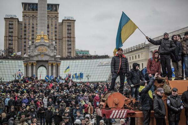 في 21 نوفمبر 2013، بدأت تجمعات بشرية وسط كييف تتحول إلى احتجاجات ضد قرار السلطات المحلية بوقف ما يسمى &quot;التوجه الأوروبي&quot; لأوكرانيا. وذكر بيان السلطات المحلية أن ذلك &quot;من أجل تعزيز العلاقات مع روسيا ودول رابطة روسيا الاتحادية&quot;.وفي 24 نوفمبر 2013، بدأت مظاهرة أخرى، حشدت الآلاف، بعنوان &quot;من أجل أوكرانيا أوروبية&quot;. وأعلن منظمو المظاهرة أن المظاهرة &quot;مفتوحة إلى أجل غير مسمى&quot; إلى أن توقع السلطات الحكومية اتفاقية حول &quot;دمجها بالاتحاد الأوروبي&quot;. وقام المشاركون، بتوقيع وثيقة تطالب بتنحي رئيس الوزراء الأوكراني نيكولاي أزاروف، وطالبوا بالتوقيع الفوري على قوانين الاندماج الأوروبي. - سبوتنيك عربي