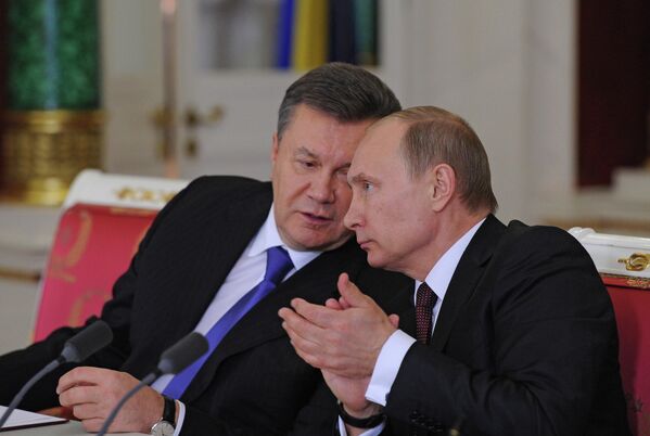 في 17 ديسمبر 2013، قام الرئيس الروسي فلاديمير بوتين والرئيس الأوكراني فيكتور يانوكوفيتش بتوقيع اتفاقيات مشتركة بقيمة 15 مليار دولار، عقب الاجتماع السادس للجنة الروسية الأوكرانية المشتركة بين الدول في الكرملين. كان ذلك من شأنه أن يعزز التقارب السياسي بين روسيا وأوكرانيا. فضلا عن ذلك، خفضت روسيا سعر الغاز لأوكرانيا 268,5 دولار (كان يتجاوز الـ 400 دولار) لكل ألف متر مكعب. ومع ذلك، وقع يانوكوفيتش الاتفاقيات وصرح أن وجهة أوكرانيا نحو أوروبا لن تتغير. - سبوتنيك عربي