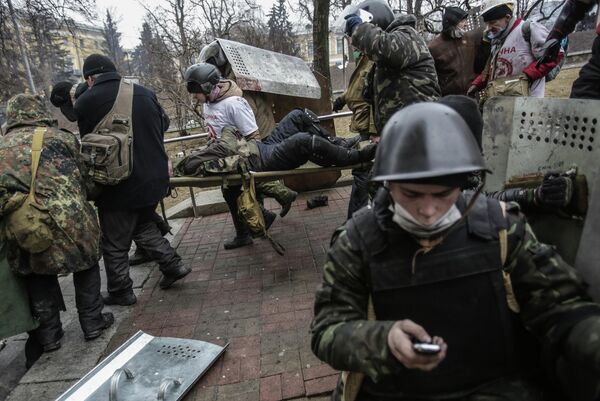 في 22 يناير 2014، تم اكتشاف أول جثث لمحتجين وسط كييف مع آثار لإطلاق نار. زعماء المعراضة أعلنوا عن إنشاء &quot;رادا شعبية&quot;. وبادر الرئيس الأوكراني فيكتور يانوكوفيتش بالمحادثات مع المعارضة. - سبوتنيك عربي