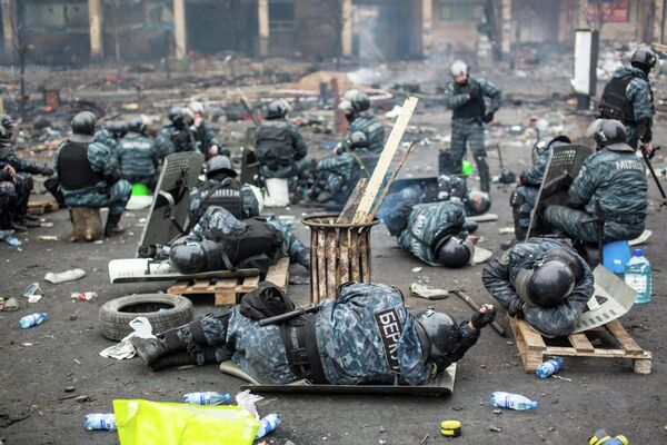 في 18 فبراير/شباط 2014، تجددت الاشتباكات المسلحة بين قوات الأمن والمتظاهرين بالقرب من مبنى البرلمان الأوكراني. نتيجة لذلك، لقي مصرعهم 25 شخصًا، وأصيب أكثر من 350. استمرت الاشتباكات في اليوم التالي.في 20 فبراير، أعلن الرئيس المنتخب يانوكوفيتش الحداد على ضحايا الاشتباكات. وفي اليوم نفسه، أطلق مجهولون النار على المتظاهرين وجنود القوات الخاصة &quot;بيركوت&quot;.في 20 فبراير، أطلق مجهولون النار على المتظاهرين وجنود القوات الخاصة في بيركوت. - سبوتنيك عربي