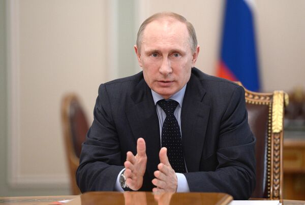 الرئيس الروسي فلاديمير بوتين يعقد اجتماعا مع الأعضاء الدائمين في مجلس الأمن الروسي في مقر نوفو أوغاريوفو، 28 مارس 2014 - سبوتنيك عربي