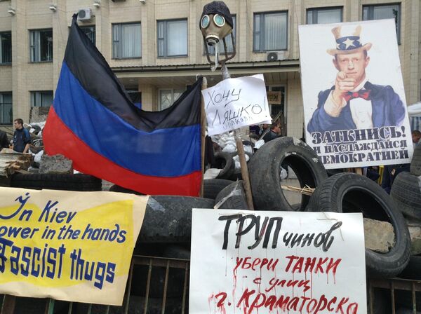 حواجز أمام مبنى مجلس المدينة في كراماتورسك، 17 أبريل 2014 - سبوتنيك عربي