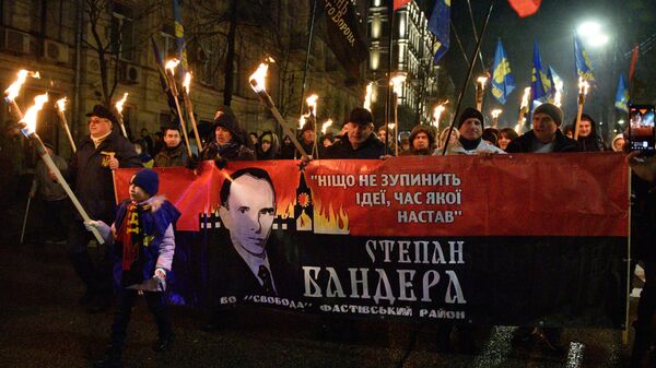 المشاركون في موكب الشعلة السنوي التقليدي بمناسبة ذكرى ميلاد ستيبان بانديرا في وسط كييف، 1 يناير 2022 - سبوتنيك عربي