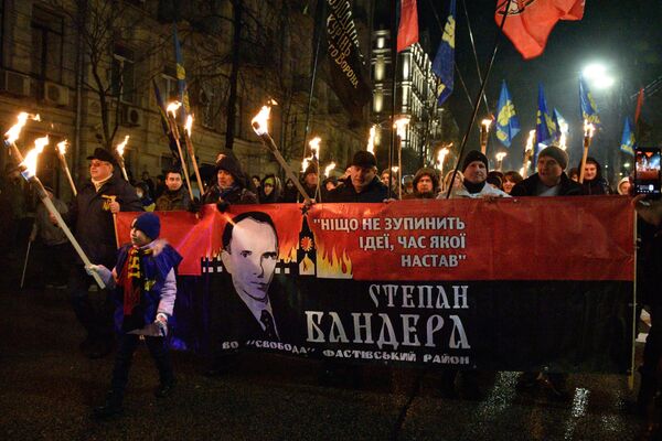 المشاركون في موكب الشعلة السنوي التقليدي بمناسبة ذكرى ميلاد ستيبان بانديرا في وسط كييف، 1 يناير 2022 - سبوتنيك عربي