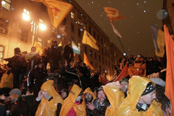 في 22 نوفمبر/ تشرين الثاني، أعلنت كتلة يوشينكو - تيموشينكو &quot;التعبئة الكاملة&quot;. تجمع الآلاف من المتظاهرين في ميدان الاستقلال في وسط كييف. هكذا بدأت الثورة البرتقالية. البرتقالي هو لون الحملة الانتخابية ليوشينكو.في 22 نوفمبر، أعلنت كتلة يوشينكو - تيموشينكو &quot;التعبئة الكاملة&quot;. - سبوتنيك عربي