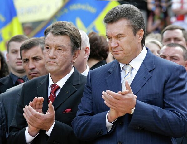 في 31 أكتوبر/تشرين الأول 2004، أجريت الانتخابات الرئاسية في أوكرانيا. المرشحان الرئيسيان هما رئيس الوزراء فيكتور يانوكوفيتش، وممثل كتلة أوكرانيا المعارضة فيكتور يوشينكو. نتائج التصويت: يوشينكو - 39.87%، يانوكوفيتش - 39.32%.حصل يوشينكو ويانوكوفيتش على نسبة متساوية تقريبا من الأصوات في الجولة الأولى من الانتخابات الرئاسية لعام 2004. - سبوتنيك عربي