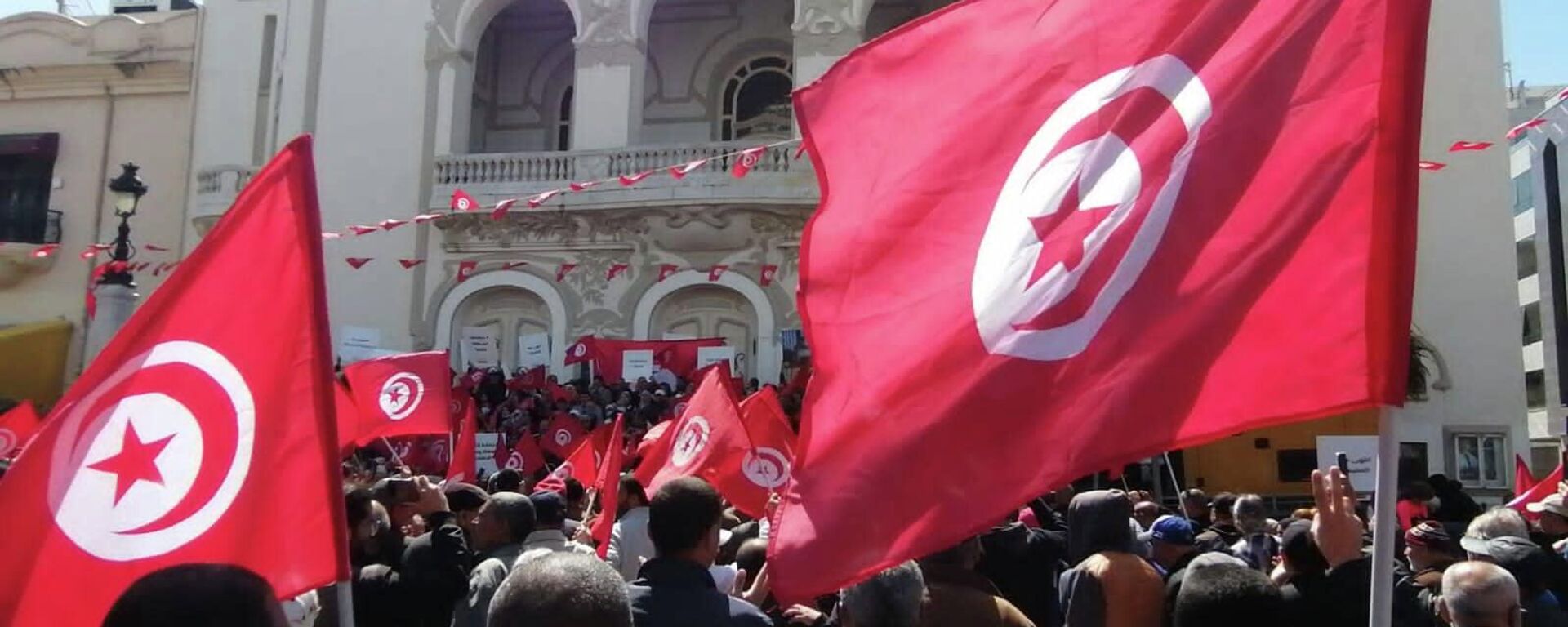 أنصار حركة النهضة يحتجون رفضا لحل البرلمان في تونس - سبوتنيك عربي, 1920, 19.06.2022