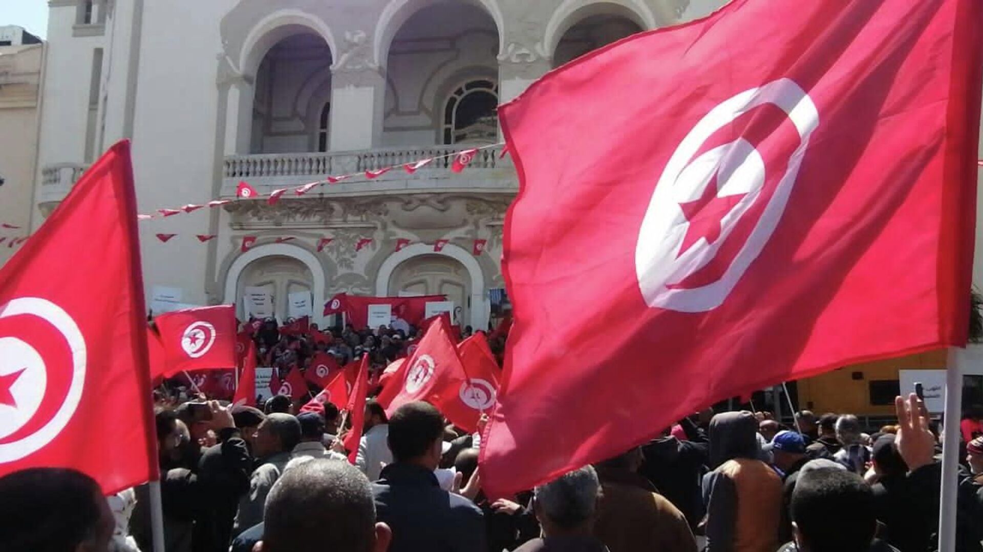 أنصار حركة النهضة يحتجون رفضا لحل البرلمان في تونس - سبوتنيك عربي, 1920, 26.04.2022