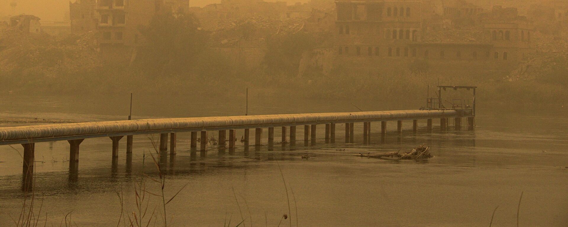 عاصفة رملية تجتاح مباني البلدة القديمة ، على ضفاف نهر دجلة في مدينة الموصل شمال العراق، في 7 أبريل 2022. - سبوتنيك عربي, 1920, 18.04.2024