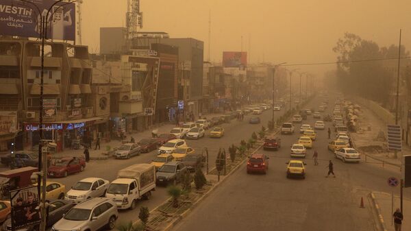 Автомобильное движение во время песчаной бури в Мосуле - سبوتنيك عربي