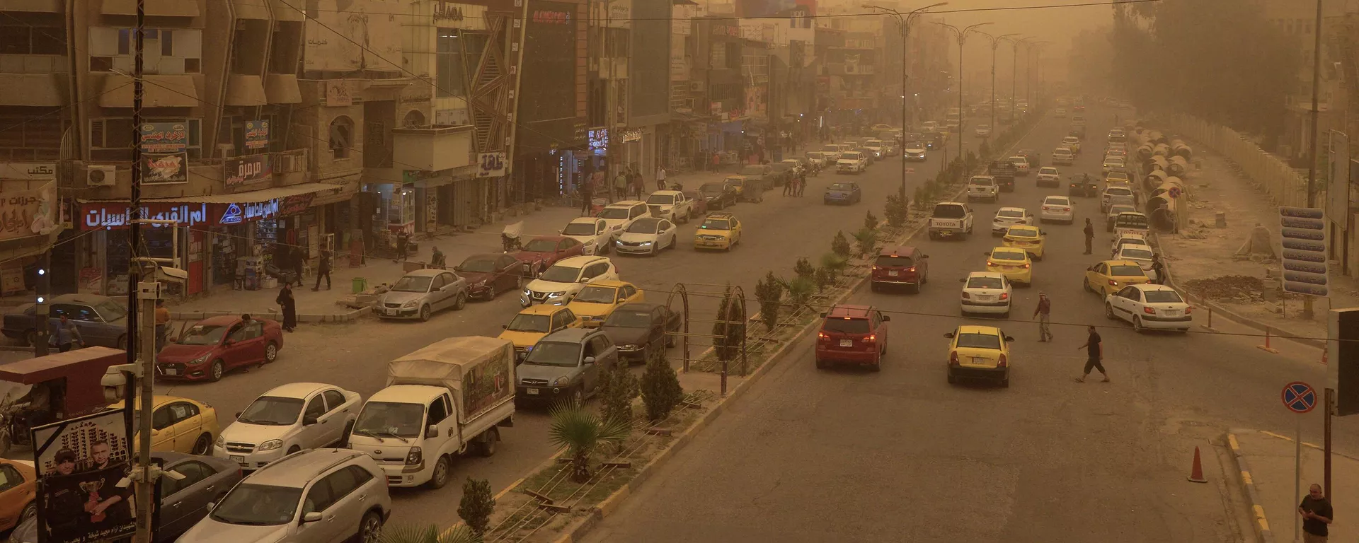 السيارات تسير وسط عاصفة رملية على طريق رئيسي في مدينة الموصل شمال العراق، في 7 أبريل 2022. - سبوتنيك عربي, 1920, 29.05.2023