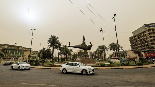 السيارات تسير وسط عاصفة رملية على أحد الطرق في بغداد، العراق، 9 أبريل 2022. - سبوتنيك عربي