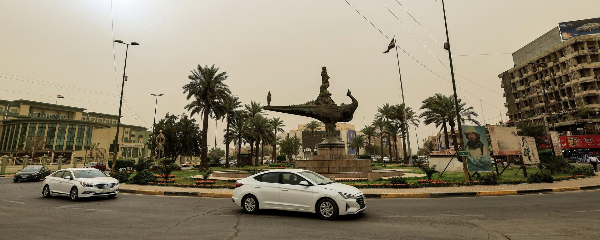 السيارات تسير وسط عاصفة رملية على أحد الطرق في بغداد، العراق، 9 أبريل 2022. - سبوتنيك عربي, 1920, 24.07.2022