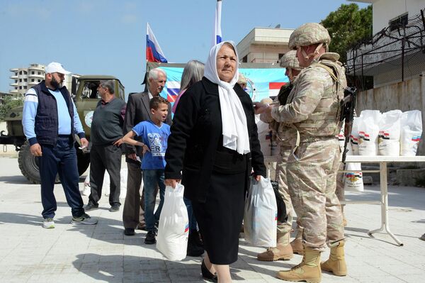 الجيش الروسي يوزّع مساعدات إنسانية لفقراء اللاذقية - سبوتنيك عربي