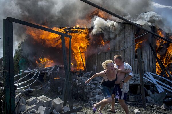  يوليو/ تموز 2014. الجيش الأوكراني يوجه ضربة لقرية لوغانسكايا. - سبوتنيك عربي