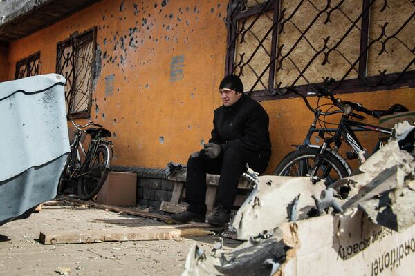 فبراير/ شباط 2015. مواطن بلدة ديبالتسيفو أمام أحد المباني التي أصابها الدمار في قصف من قبل الجيش الأوكراني. - سبوتنيك عربي