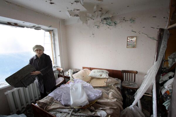  بلدة يسينوفاتايا بمقاطعة دونيتسك. امرأة في الغرفة التي دمرتها مدفعية الجيش الأوكراني. - سبوتنيك عربي