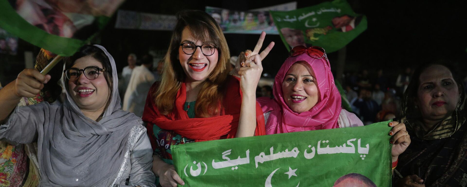 أنصار رئيس الوزراء الباكستاني المنتخب حديثًا شهباز يحتفلون بفوزه، في بيشاور، باكستان 11 أبريل 2022. - سبوتنيك عربي, 1920, 12.04.2022