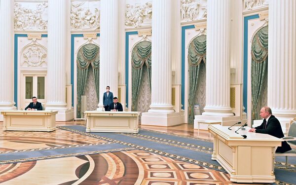 في 21 فبراير 2022، وقع الرئيس الروسي فلاديمير بوتين مراسيم الاعتراف بلوغانسك ودونيتسك. - سبوتنيك عربي