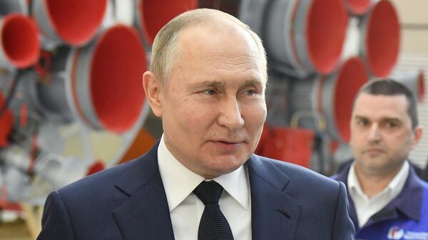 الرئيس الروسي فلاديمير بوتين في اجتماع مع موظفي قاعدة فوستوشني الفضائية في ورشة تجميع مركبات الإطلاق، 12 أبريل 2022 - سبوتنيك عربي