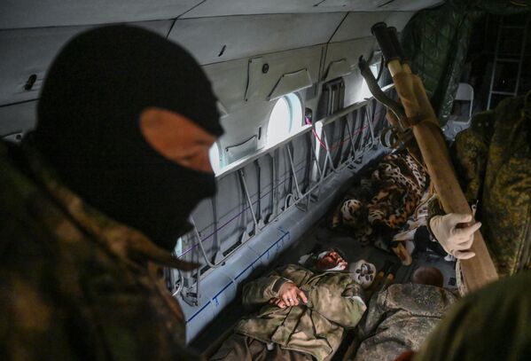 جرحى جنود روس في مروحية تقلهم إلى روسيا. تم تقديم الإسعافات الأولية للجنود في مستشفى منطقة نوفوازوفسك المركزية من قبل طاقم المستشفى إلى جانب أطباء الوكالة الطبية والبيولوجية الفيدرالية التابعة لروسيا الاتحادية. - سبوتنيك عربي