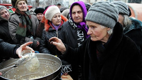 Жители получают пищу в городе Дебальцево Донецкой области - سبوتنيك عربي