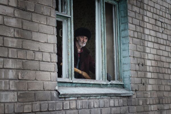 حظرت السلطات الأوكرانية في عام 2014 صرف المعاشات التقاعدية لسكان دونباس في محل سكناهم، فاضطروا إلى السفر إلى &quot;أوكرانيا&quot; على نفقتهم للحصول على المعاش. ويبدو في الصورة أحد سكان مدينة دونيتسك في منزله الذي تعرض إلى قصف من قبل قوات نظام كييف. - سبوتنيك عربي