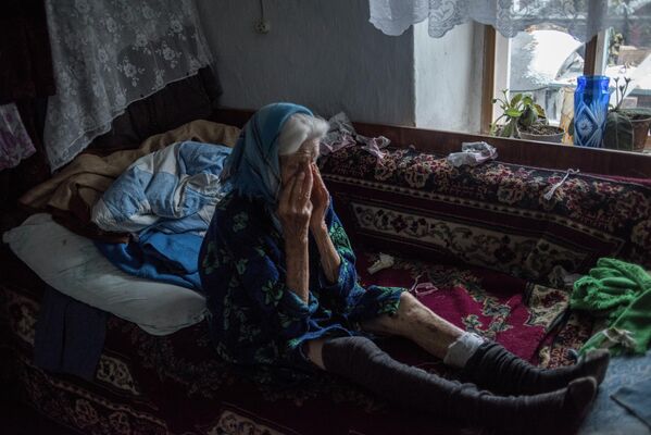 امرأة من سكان قضاء نوفوازوفسك بمقاطعة دونيتسك الذي تعرض إلى قصف من قبل الجيش الأوكراني. - سبوتنيك عربي