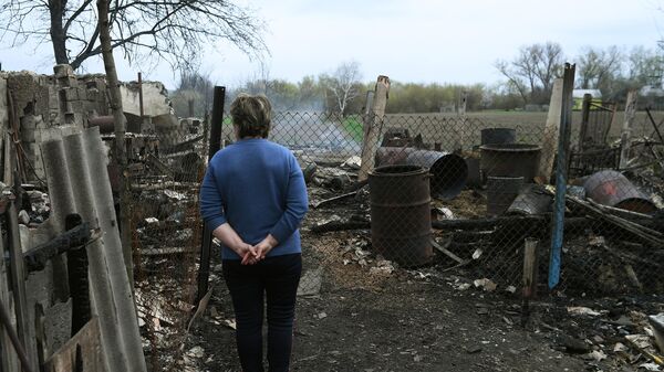 عواقب قصف قوات الجيش الأوكراني قرية فرونزي في جمهورية لوغانسك الشعبية، 12 أبريل 2022 - سبوتنيك عربي