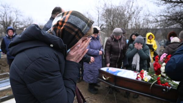 مراسم التأبين بعد قصف جوي أوكراني عنيف على مدرسة في دونباس - سبوتنيك عربي